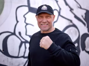 Boxer Axel Schulz schenkt Museum seine Lieblingsbadehose
