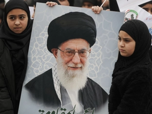 Leichnam Khameneis in Qom eingetroffen