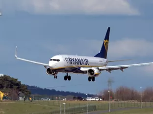 Ryanair: Unfall mit Flugzeugfenster wohl durch Fremdkörper
