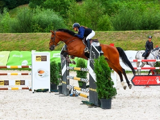 Jumping in the Alps: Der erste Turniertag in Wiesen ist Geschichte