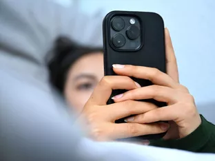 Schockierende Inhalte im Netz: So können Eltern begleiten