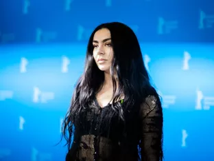Charli XCX veröffentlicht neues Album "Music, Fashion, Film"