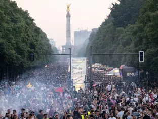 Auto verletzt mehrere Menschen - Berliner CSD abgebrochen