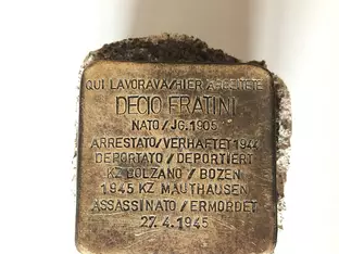 Der verschwundene Stolperstein ist zurück an seinem ursprünglichen Ort