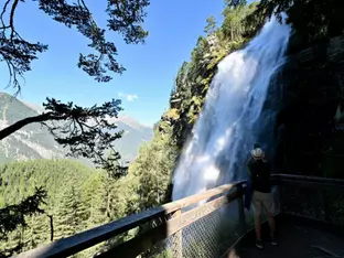 Suchaktion in Tirol - Polizeischülerin stürzt in Wasserfall