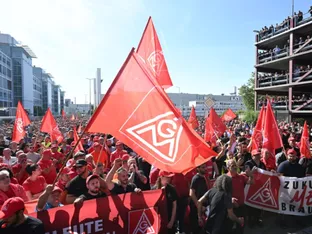 Tausende protestieren gegen Sparkurs bei Mercedes-Benz