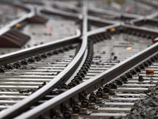 Deutscher Bahn-Mitarbeiter aus Zug gestürzt