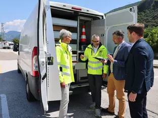 Mobiles Büro unterstützt technische Fahrzeugkontrollen vor Ort
