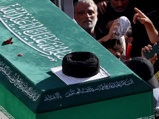 Racheschwüre bei Beerdigung von Khamenei in Mashhad