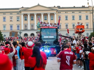 Über 100.000 Fans empfangen in Oslo Norwegens Team