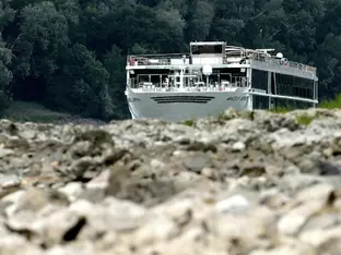 Niedrigwasser auf der Donau schränkt Schifffahrt ein