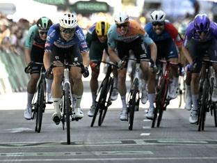 Vor Klettern in Alpen: Sprinter Philipsen holt Etappensieg