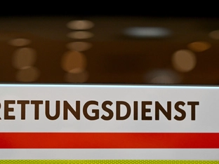 Auto in Veldener Gastgarten - elf Personen verletzt