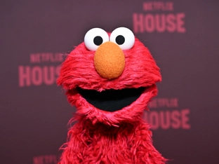 Tagesschau"-Sprecherin lädt Elmo in letzte Sendung ein