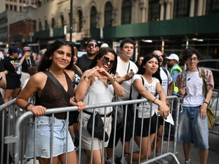 Swifties zahlen je 25 Dollar für Abfall der Hochzeitsfeier