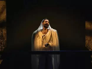 Conchita Wurst als Todesengel bei "Romeo & Julia" in Wien