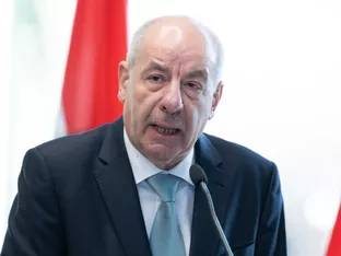 Ungarischer Präsident macht Weg zu eigener Absetzung frei