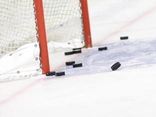 Eishockey-Freiluftspiel an der Schanze in Bischofshofen