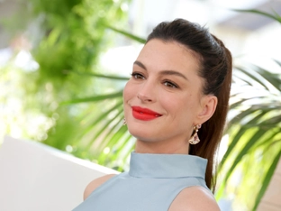 Anne Hathaway mit Tom Cruise in "Tage des Donners 2"