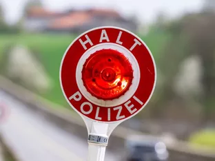 Nach Einbruch beim Juwelier Polizei auf Flucht entkommen