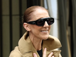 Jubelnde Fans begrüßen Céline Dion in Paris