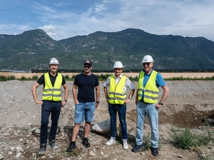 Rohstoffsicherung: Skistar Dominik Paris zu Besuch bei Beton Lana