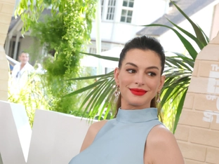 Schwangere Hathaway ulkt: "Künstliches Haar, echter Bauch"