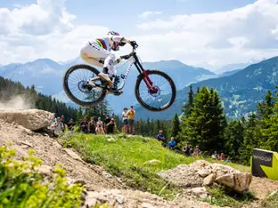 Höll rast zum fünften Downhill-WM-Titel in Serie