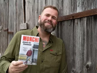 Punksänger Monchi erzählt von "Jenseits der Brandmauer"