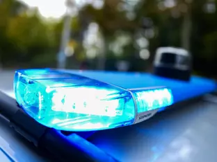 Frau bei Messerattacke lebensgefährlich verletzt
