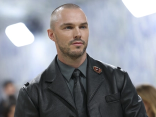 Nicholas Hoult als eitler Lockhart in Harry-Potter-Serie