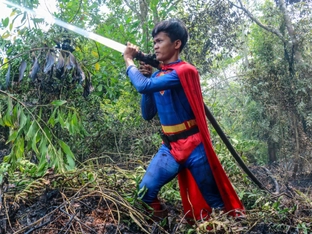 17-Jähriger im Superman-Anzug bekämpft Flammen in Indonesien