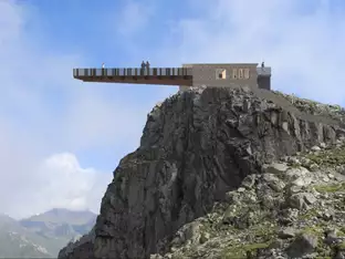 Spektakulärer Skywalk am Tonalepass scheidet die Geister