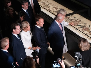 Macron und Charles eröffneten Schau mit Bayeux-Wandteppich