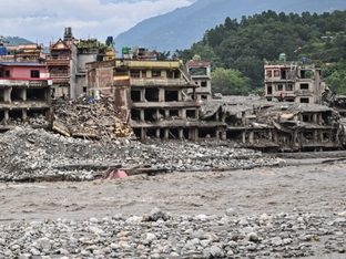 Zwei weitere Überlebende der Sturzflut in Nepal gerettet