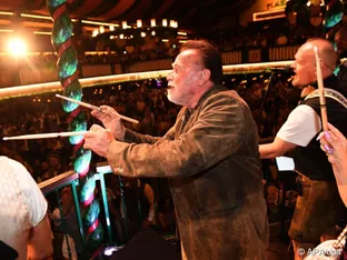 Arnie dirigierte auf der Wiesn wieder singende Menge