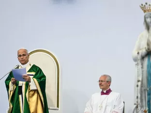 Papst feiert Messe mit 150.000 Menschen in Lourdes