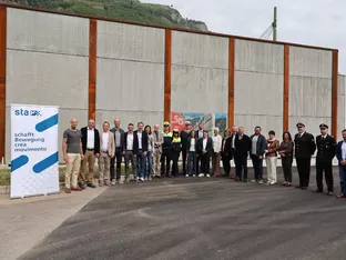 Blumau: Neue Lärmschutzwand entlang der Brennerbahn fertiggestellt