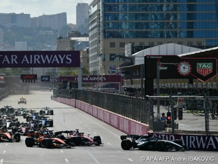 Russell feiert in Baku Start-Ziel-Sieg vor Verstappen