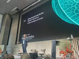 Richard David Precht warnt vor Rückabwicklung der Demokratie