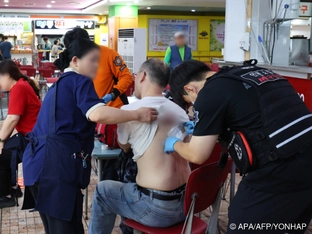 Mann mit Fußfessel attackiert in Südkorea Menschen