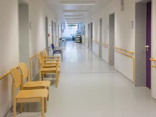 Defekte Tür bringt 91-Jährigen zu Sturz - Sanität zahlt 163.000 Euro