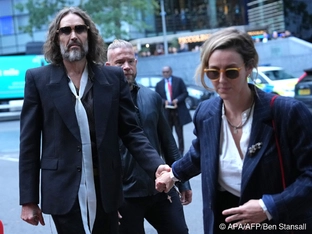 Prozess gegen Russell Brand: "Skrupellos und manipulativ"