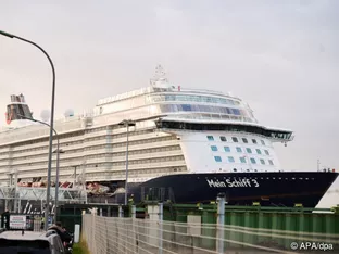 Kreuzfahrtschiff kollidiert in Bremerhaven mit Frachtern
