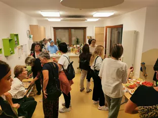 Tauschen statt kaufen: 150 Frauen und jede Menge Kleidung