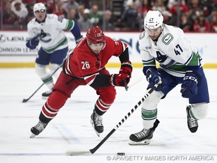 Rossi verliert mit Vancouver bei NHL-Champion Carolina klar
