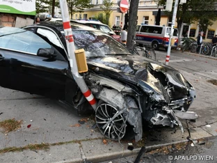 Autolenker krachte gegen Hausmauer - Fünf Verletzte