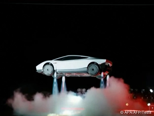 Fliegender Tesla-Roadster - "Vorschriften einhalten"