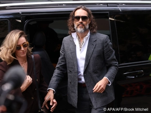Komiker Russell Brand wegen Vergewaltigung vor Gericht
