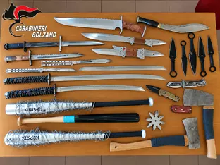 Carabinieri stellen Arsenal an Stichwaffen sicher